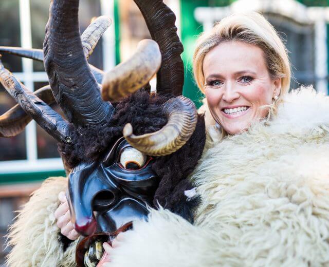 Alexandra Meissnitzer in Krampusmontur Alexandra Meissnitzer in Krampusmontur