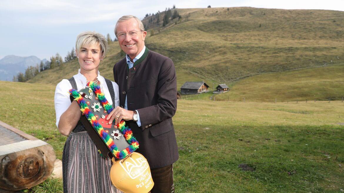 Prämierung Almsommersommerhütte Erlbachhütte auf der Postalm in Strobl Foto: Franz Neumayr Im Bild Landeshauptmann Wilfried Haslauer mit Lederhose, Tracht, Alm, Berge Im Bild mit Hüttenwirtin Andrea Sams Copyright by: FRANZ NEUMAYR