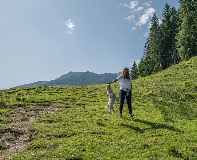 Entdecker-Berries-and-Passion Nina Radman und Hund Tobi auf der Amoseralm
