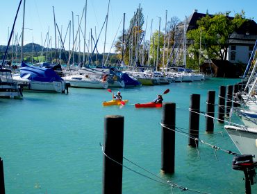 Zwei Kajaks die vom Hafen aus starten