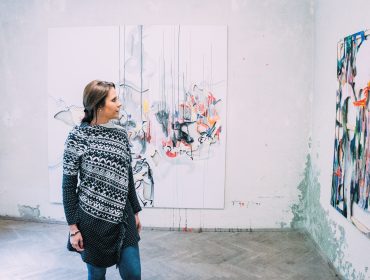 Frau steht vor Gemälde der sommer-frische.kunst-Akademie