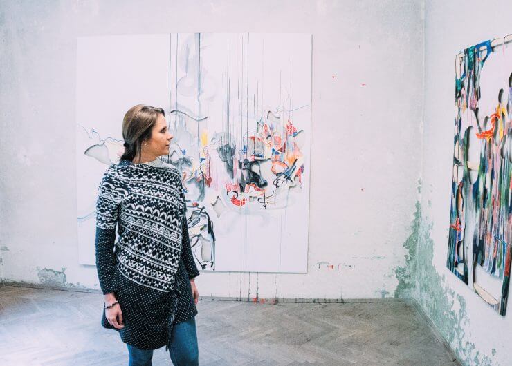 Frau steht vor Gemälde der sommer-frische.kunst-Akademie