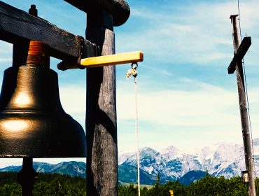 Bergglocke vor einem wunderschönen Gipfelpanorama