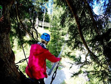Frau klettert im Wald