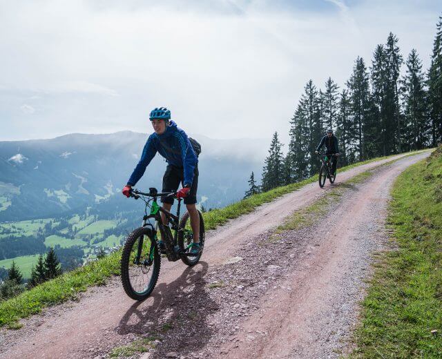 Die Best Mountain Artists versuchen sich im E-Mountainbiken
