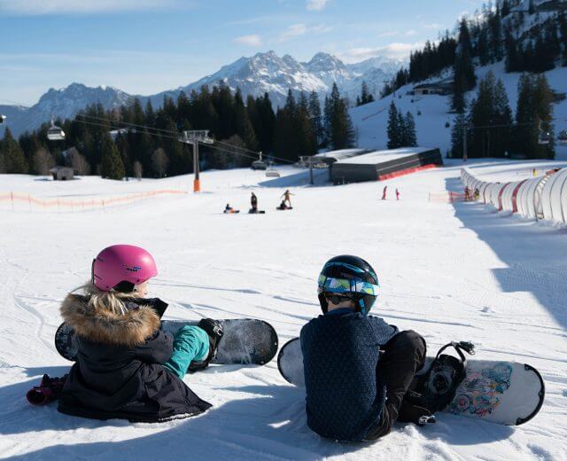 Entdecker-Sechs-Paar-Schuhe-Life-with-Sandy-and-Benni Amy und Aaron (Sechs Paar Schuhe) beim Snowboarden in der Almenwelt Lofer
