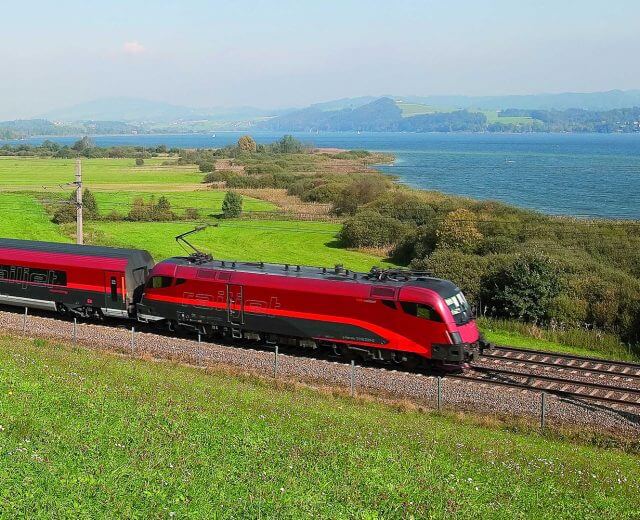 Nachhaltiger Urlaub im SalzburgerLand: ÖBB Railjet Salzburg Wallersee im Sommer © ÖBB | Harald Eisenberger Nachhaltiger Urlaub im SalzburgerLand: ÖBB Railjet Salzburg Wallersee im Sommer © ÖBB | Harald Eisenberger