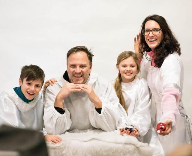 Bambini con la Valigia im Engelskostüm