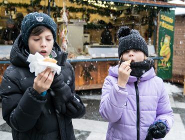 Simone und Siria probieren die Schmankerl auf den Adventmärkten
