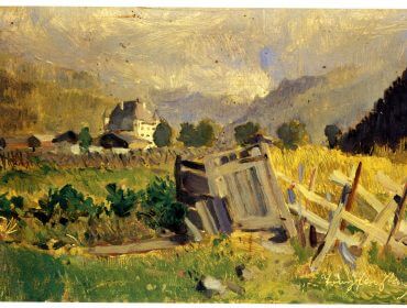 Ein alter Holzzaun und ein Tor auf einer Wiese, die an eine Alfons-Walde-Landschaft unter bewölktem Himmel erinnern.