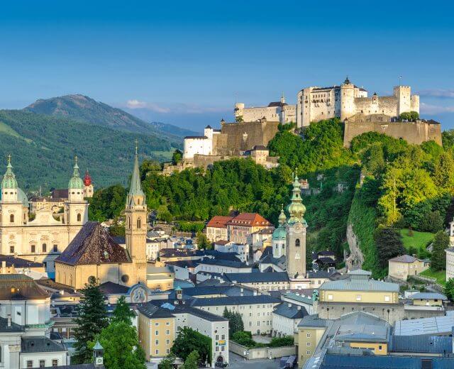 Salzburger Altstadt Blick vom Mönchsberg auf die Festung Hohensalzburg und die Salzburger Altstadt (c)Tourismus Salzburg GmbH, G.Breitegger