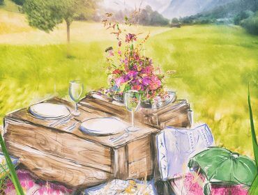 hg-startseite Rustikales Picknick mit Tellern, Gläsern und Wildblumen auf Holzkisten in einem sonnigen, grasbewachsenen Feld.