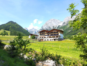 Der Lämmerhof in St. Martin am Tennengebirge liegt inmittel idyllischer Wiesen