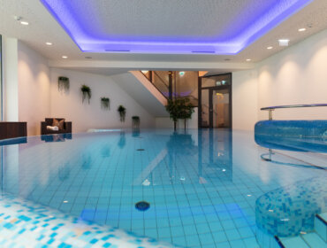 Der Indoor Pool im Vital-Hotel Post in Dienten lädt zum Entspannen ein.