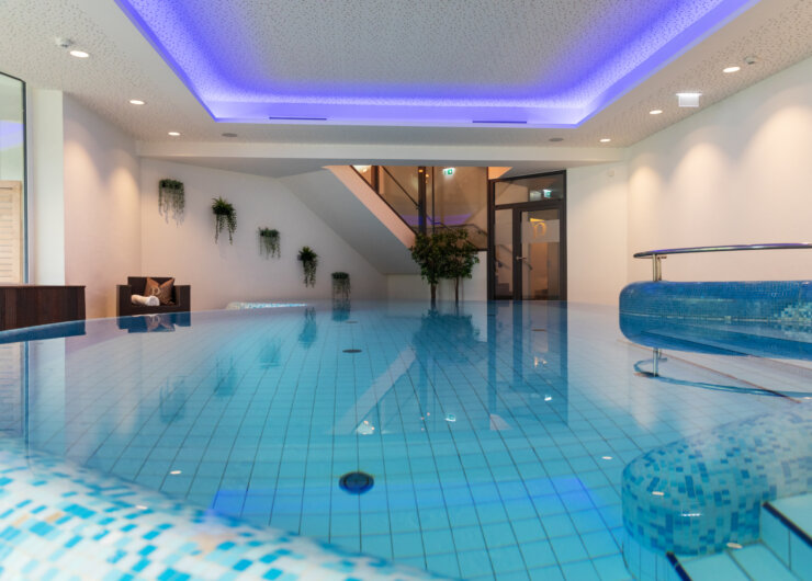 Der Indoor Pool im Vital-Hotel Post in Dienten lädt zum Entspannen ein.