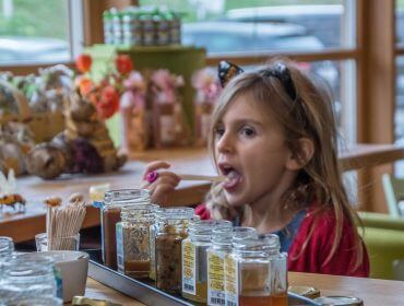 Entdecker-Non-Solo-Turisti Isabella verkostet den Honig in Attersee