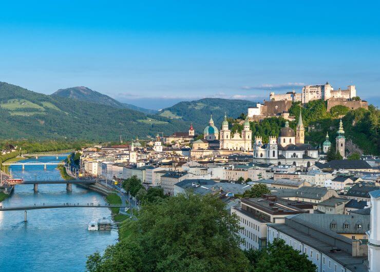 Salzburger Altstadt Sehenswürdigkeiten Salzburg, Blick vom Mönchsberg auf die Festung Hohensalzburg und auf die Salzburger Altstadt mit Salzach (c) Tourismus Salzburg GmbH, G.Breitegger Festung Hohensalzburg,Mönchsberg,Panorama,Salzach,Sommer,Stadtansichten