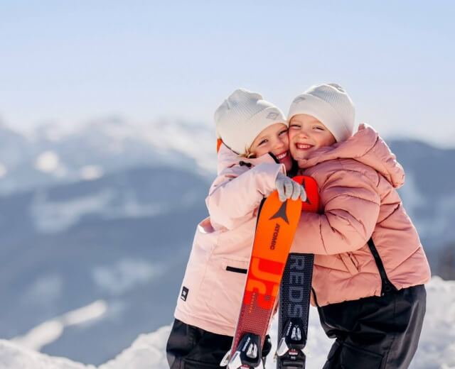 Kinder am Hochkönig auf der Skipiste (c) SalzburgerLand