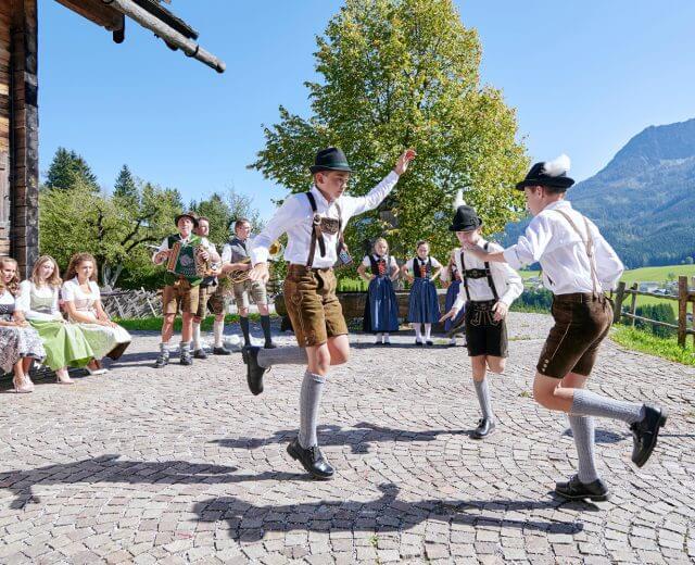 Bauernherbst Schuhplattler