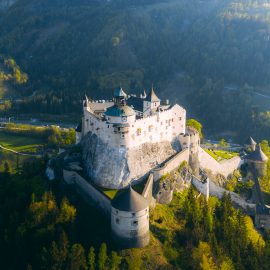 Die Burg Hohenwerfen in den Morgenstunden von einer Drohne aus fotografiert.