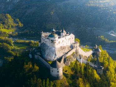 Die Burg Hohenwerfen in den Morgenstunden von einer Drohne aus fotografiert.