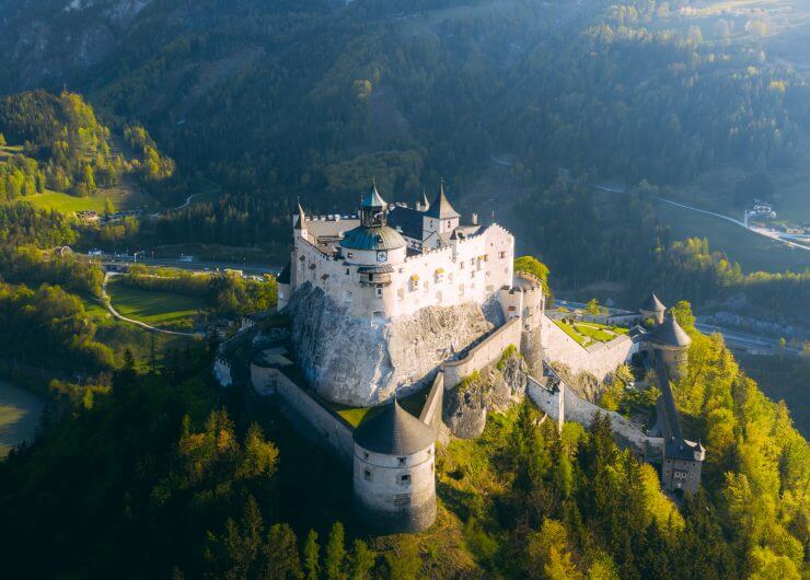 Die Burg Hohenwerfen in den Morgenstunden von einer Drohne aus fotografiert.