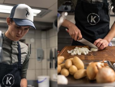 Landingpage-1 (1) Eine Person in einer Küche schneidet Zwiebeln auf einem Schneidebrett, während Kartoffeln und Zwiebeln daneben liegen.