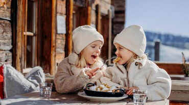 Kinder am Hochkönig beim Kaiserschmarrn essen (c) SalzburgerLand