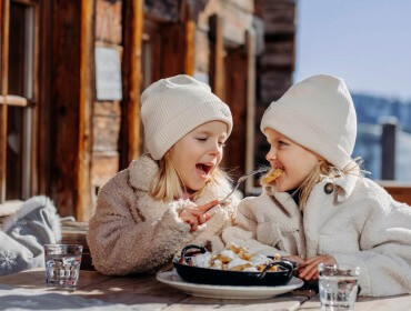 Kinder am Hochkönig beim Kaiserschmarrn essen (c) SalzburgerLand