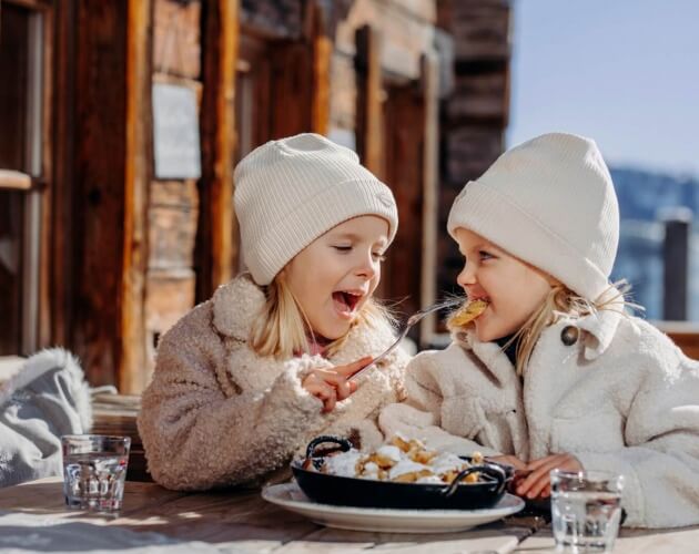 Kinder am Hochkönig beim Kaiserschmarrn essen (c) SalzburgerLand