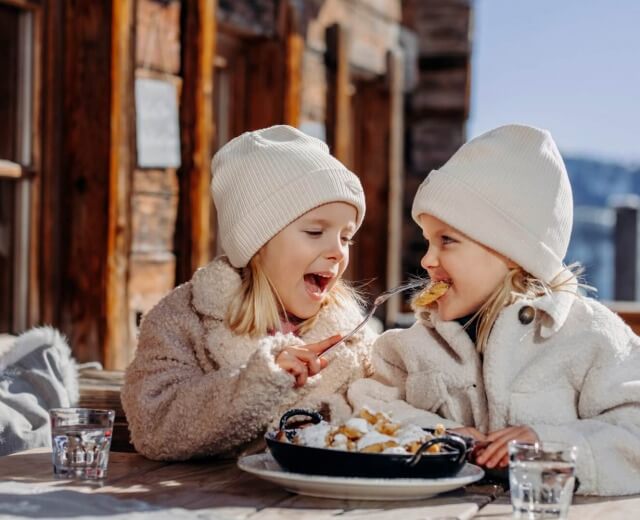 Kinder am Hochkönig beim Kaiserschmarrn essen (c) SalzburgerLand