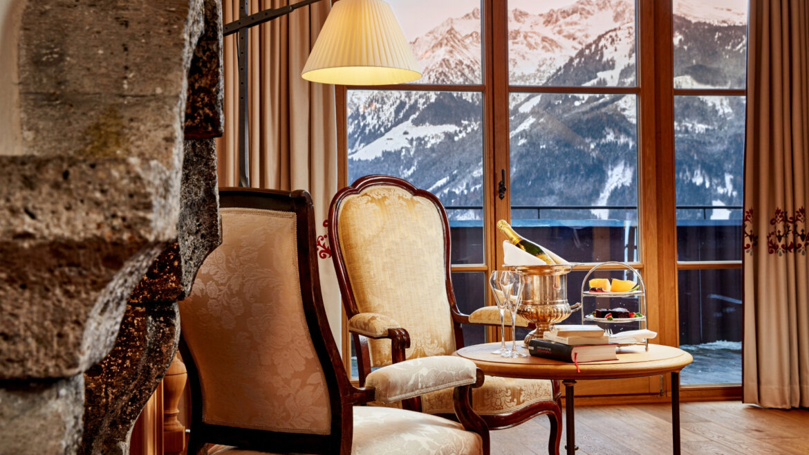 Clark Gable Suite © Schloss Mittersill Elegante Sessel und ein Tisch mit Champagner an einem Fenster von Schloss Mittersill, mit Blick auf die Berge bei Sonnenuntergang. (vergrößerte Ansicht)