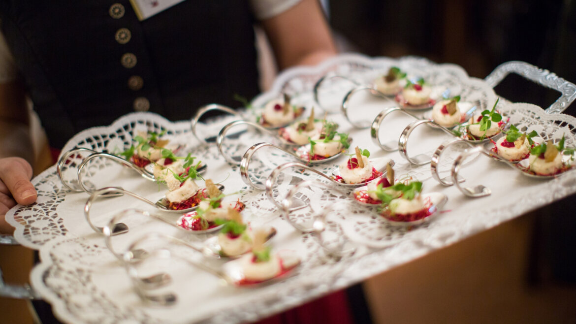 Kulinarik © Schloss Mittersill Eine Person hält ein Tablett mit eleganten Vorspeisen auf verzierten Silberlöffeln im Schloss Mittersill. (vergrößerte Ansicht)