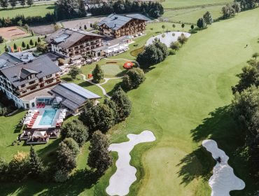 Luftaufnahme des Luxusresorts Gut Weissenhof Radstadt mit Pool, Golfplatz und Gartenanlage.