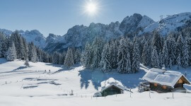 Winterliche Hüttenlandschaft im SalzburgerLand