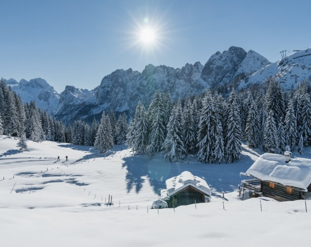 Winterliche Hüttenlandschaft im SalzburgerLand