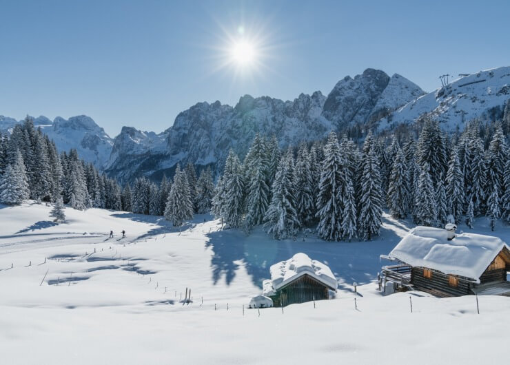 Winterliche Hüttenlandschaft im SalzburgerLand