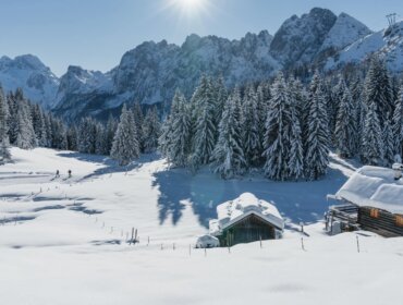 Winterliche Hüttenlandschaft im SalzburgerLand