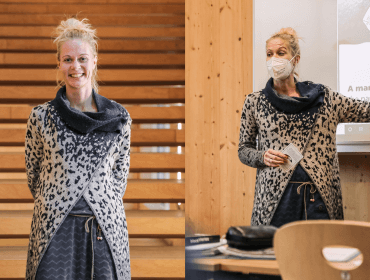 Geteiltes Bild: Frau mit blondem Haar in einem gemusterten Pullover, lächelnd und mit einer Maske in einem Klassenzimmer unterrichtend.