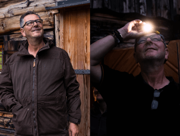 split-2 Ein Mann steht tagsüber vor einer Holzhütte, nachts benutzt er eine Stirnlampe und lächelt in beiden Szenen.