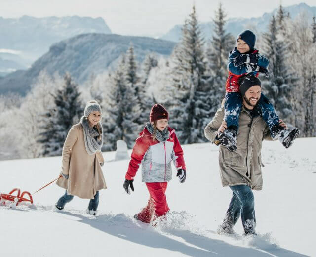 Familie im Schnee Winter Familie