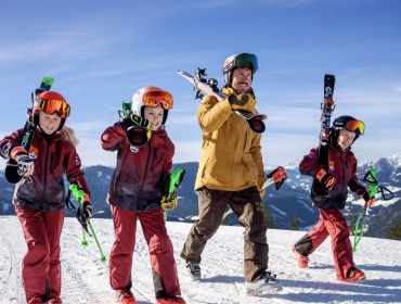 Marcel Hirscher mit Trainingsgruppe auf der Piste (c) SalzburgerLand