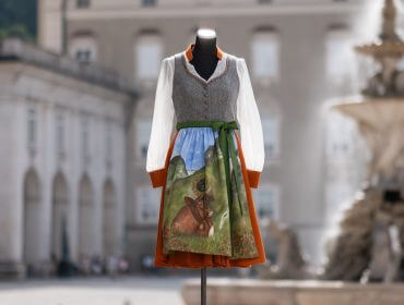 Ein Kleid an einer Schaufensterpuppe.