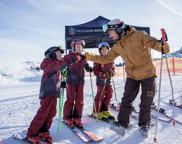 Marcel Hirscher gibt Fist Bump zur Begrüßung (c) SalzburgerLand Tourismus