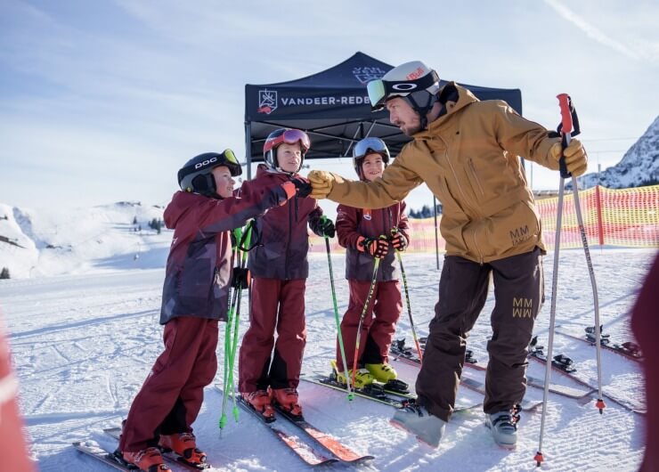 Marcel Hirscher gibt Fist Bump zur Begrüßung (c) SalzburgerLand Tourismus