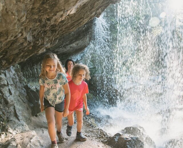 Lofer Almenwelt Lofer Wasserfallweg Wandern am Wasser Sommer © Salzburger Saalachtal Tourismus Urheber Katrin Kerschbaumer (10)