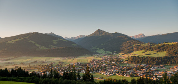 Sommeraufnahme mit Panorama Altenmarkt-Zauchensee