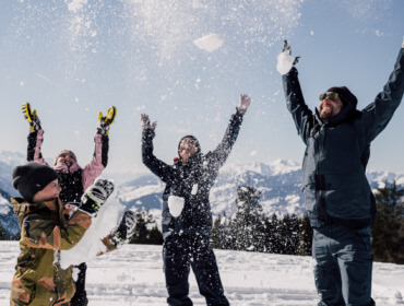 Familie beim Spaß im Schnee