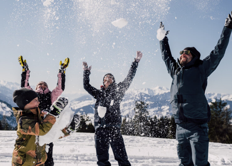 Familie beim Spaß im Schnee