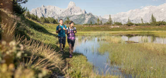 Paar beim Wandern am Gerzkopf in Eben im Pongau